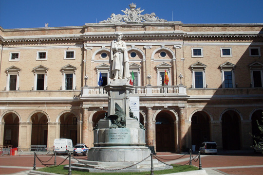 Statue, Giacomo Leopardi zeigend, auf dem Hauptplatz von Recanati 