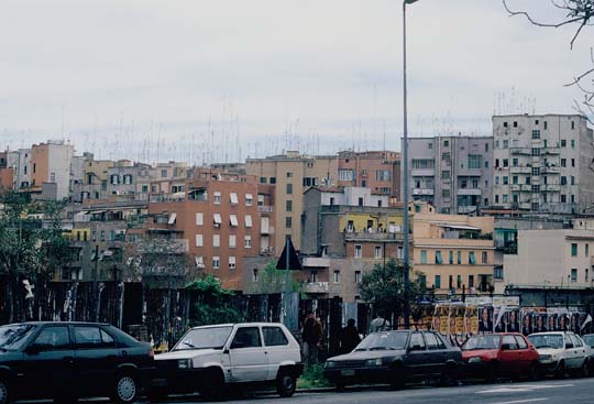 Süditalien. Viele Antennen rufen nach Gott, und rechts grinst Berlusconi von vielen Wahlplakaten