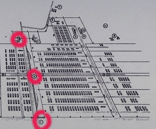 Vernichtungslager Auchwitz-Birkenau. Der rote Kreis unten bezeichnet das Haupttor, an dem die Züge hielten; Kreis zwei in der Mitte steht für die Rampe, an der die Selektion durchgeführt wurde; dann marschierte der Zug der Verdammten noch die hundert Meter zum letzten Kreis oben, Krematorium III. 