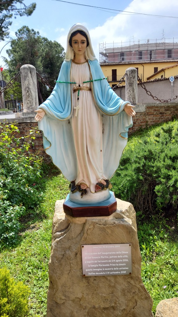 Statue in Camerino zu Eheren einer verstorbenen Delfina