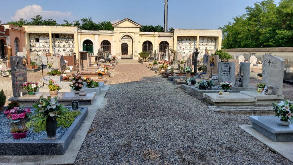 Ein gepflegter Friedhof, irgendwo im Land