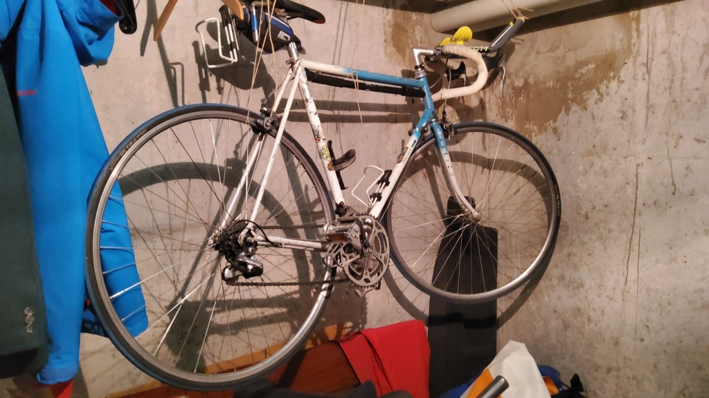 Mein altes Raleigh 531-Rad von 1991, das im Keller auf einen Interessenten wartet 