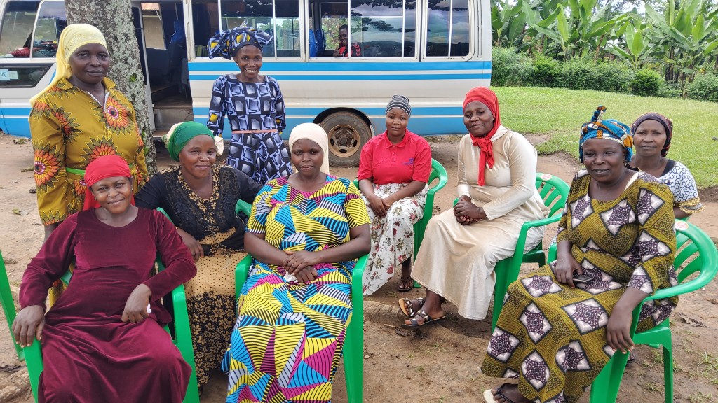 Die 9 Frauen der "Ndege Women Farmers Group", die für uns sangen. Seit 20 Jahren treten sie gemeinsam auf. 