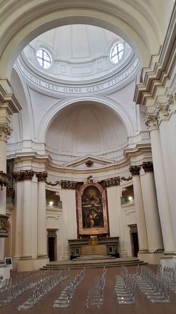 Die Kirche "Name Jesu" in Ancona. So sehen fast alle Kirchen aus: mit einer Kuppel. 
