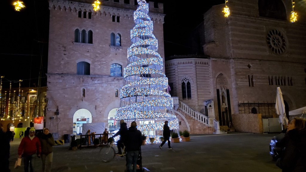 Dom und angrenzende Bauten erinnern sehr an Siena