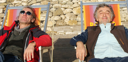 Rechts Romano Puglisi, links der Autor, vor einigen (acht) Jahren am Meer