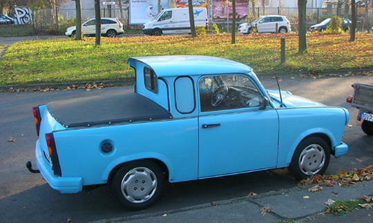 Ein himmelblauer Trabi-Pickup in Berlin