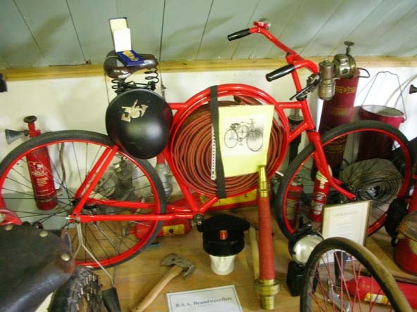 Das Feuerwehrrad, 2007 in einem Museum fotografiert, ich glaube, in Belgien