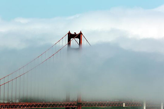 Nebel rollt über die Golden Gate Bridge, San Francisco 